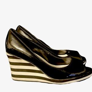 American Eagle Platform Wedge Heels Size 9 Black White Stripe Platform Peep Toe